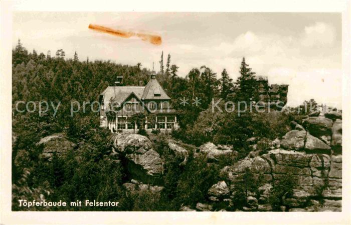 Oybin Sachsen Toepferbaude mit Felsentor