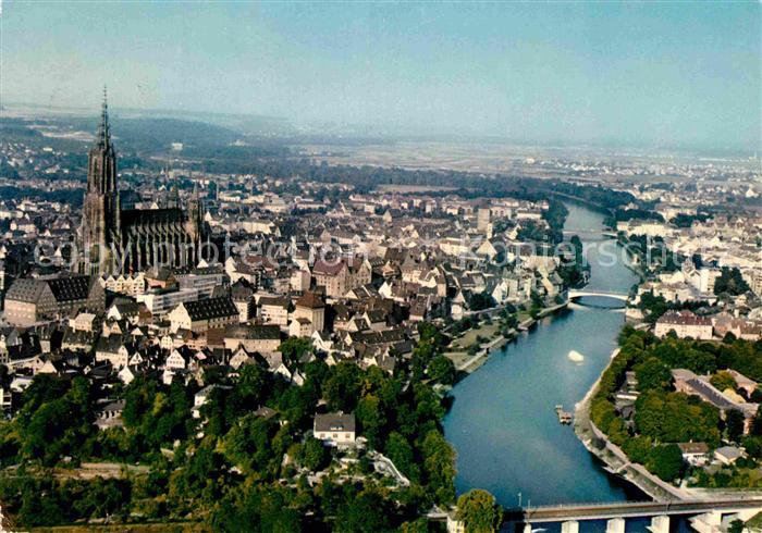 Ulm Donau Stadtpanorama mit Muenster und Donau Fliegeraufnahme