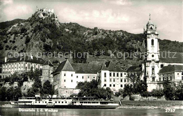 Duernstein Wachau Uferpromenade mit Kirche