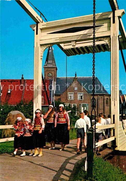 Marken Trachtentraeger Kirche Bruecke
