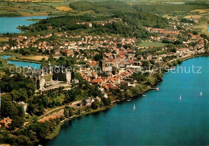 Ploen See Stadtbild mit Schloss Naturpark Holsteinische Schweiz Fliegeraufnahme