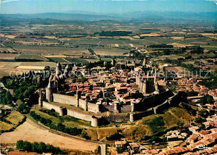 Carcassonne Vue aerienne de la cite medievale Mittelalterliche Stadt