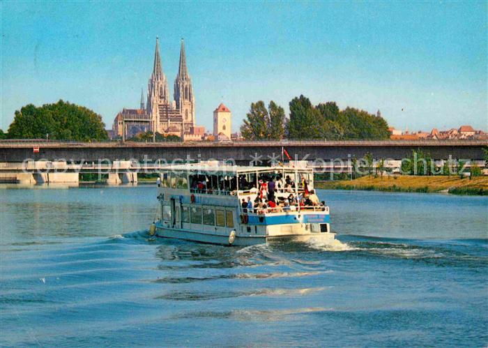 REGENSBURG Bayern 2000jaehrige Stadt an der Donau Fahrgastschiff Ludwig der Kehl