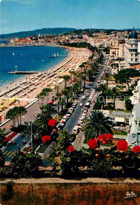 Cannes Alpes-Maritimes La Croisette et ses plages au fond Le Suquet
