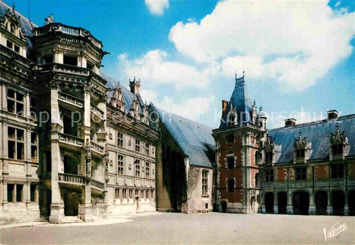 Blois 41 Cour d honneur du chateau Schloss