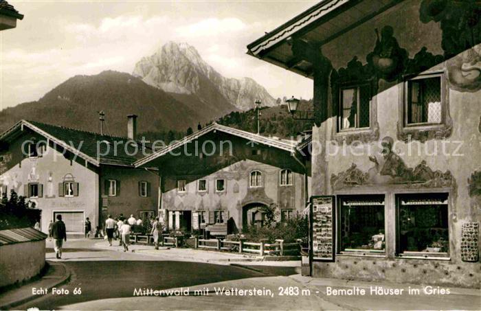 Mittenwald Bayern Ortsmotiv Bemalte Haeuser im Gries Wetterstein
