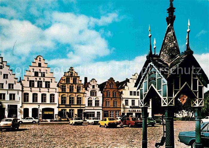 Friedrichstadt Eider Marktplatz mit historischen Giebelhaeusern Marktpumpe