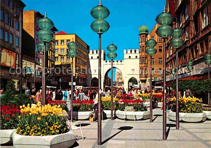 Muenchen Bayern Fussgaengerzone mit Karlstor
