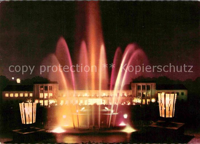 Bad Lippspringe Kurhaus mit Leuchtfontaene bei Nacht