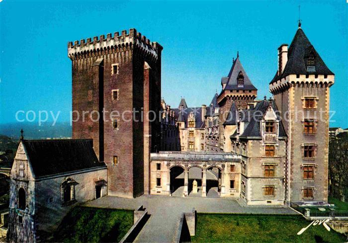 Pau 64 Chateau et la Cour d Honneur facade principale