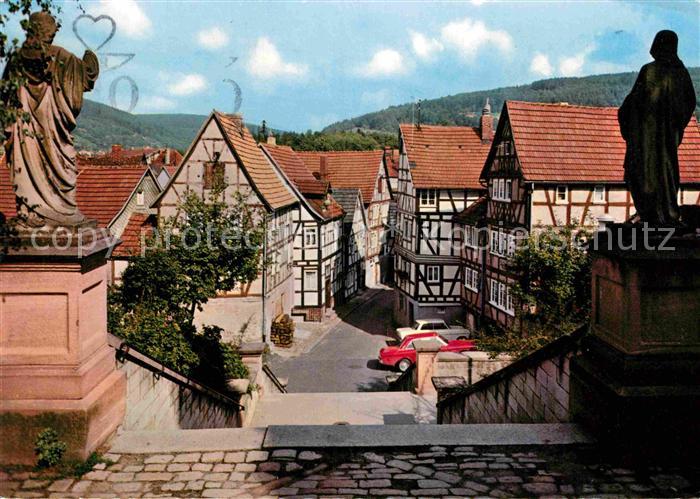 Bad Orb Ortsmotiv an der St Martins Kirche Statuen Fachwerkhaeuser