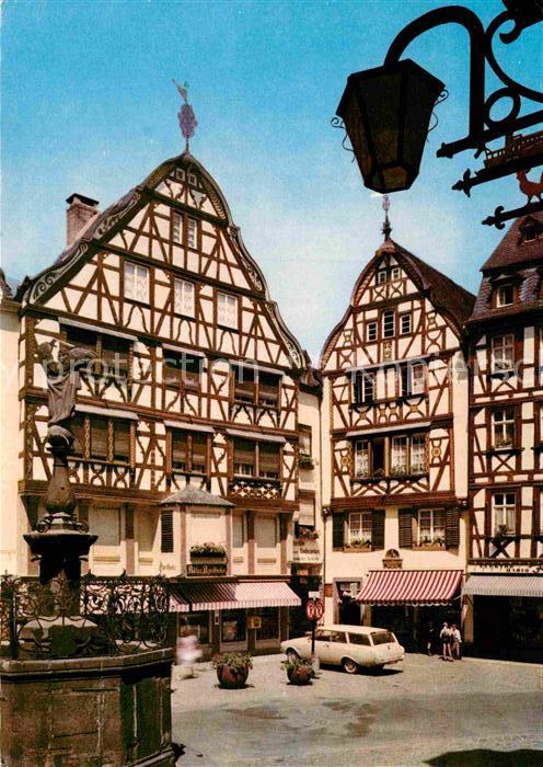BERNKASTEL-KUES Berncastel Rheinland-Pfalz Marktplatz mit Fachwerk