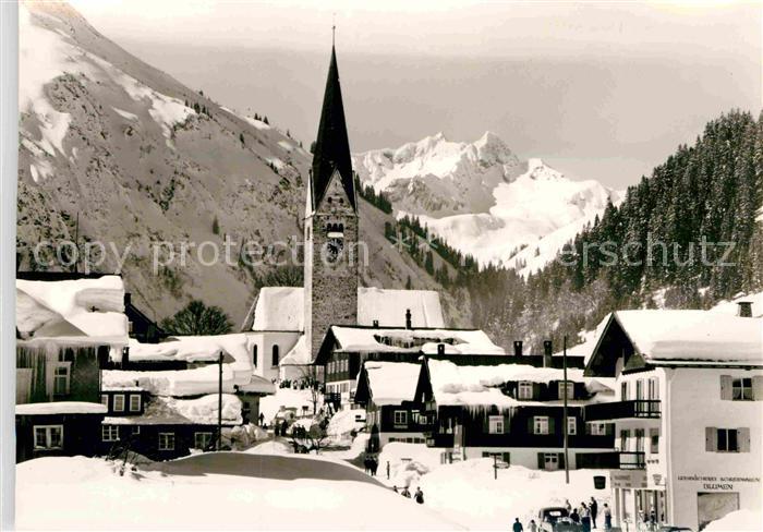 Mittelberg Kleinwalsertal Strassenpartie Winterlandschaft