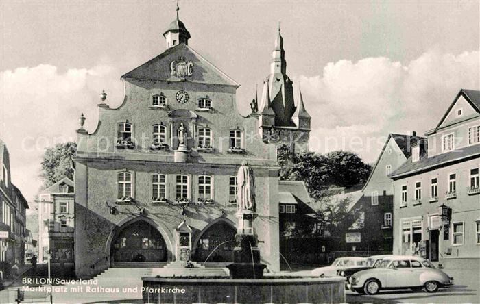 Brilon Hochsauerlandkreis NRW Marktplatz mit Rathaus und Pfarrkirche Brunnen