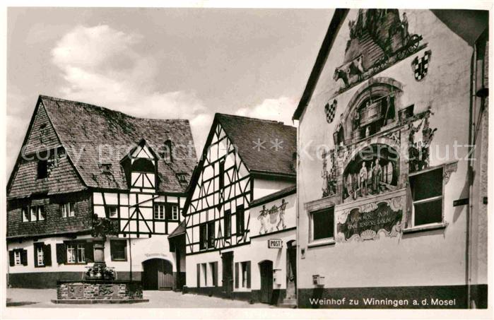 Winningen Mosel Weinhexenhaus mit Weinbrunnen Fassenmalerei Fachwerkhaus