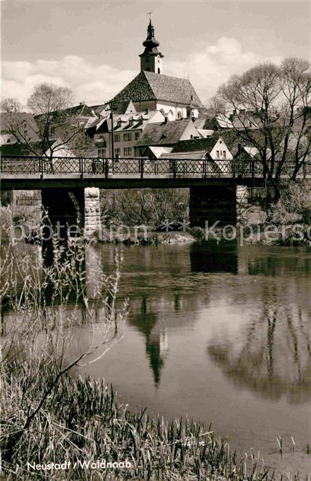 Neustadt Waldnaab Uferpartie am Fluss Bruecke Kirche
