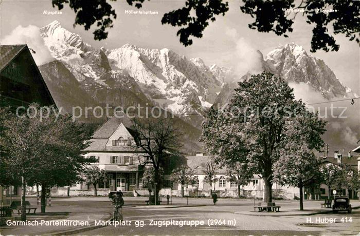 GARMISCH-PARTENKIRCHEN Bayern Marktplatz gegen Zugspitzgruppe Wettersteingebirge