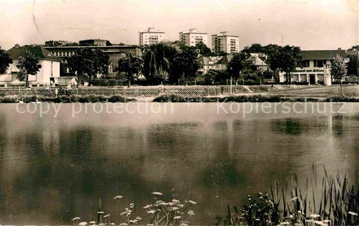 Giessen Lahn Schwanenteich mit Blick auf Hochhaeuser