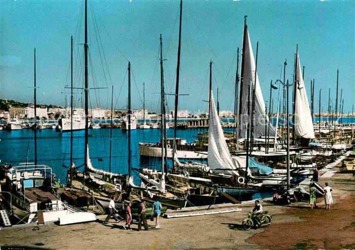 Cannes Alpes-Maritimes Le Port et ses yachts au fond la Croise