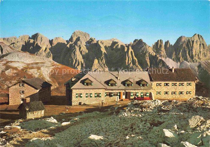 Voels am Schlern Suedtirol IT Schlernhaeuser gegen Rosengarten Dolomiten Rifugio