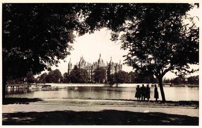Oldenburg  Oldenburg Uferpartie am Fluss Blick zum Schloss