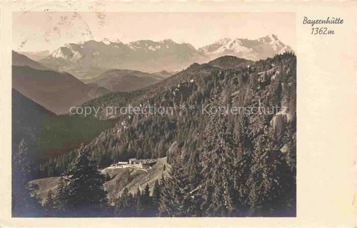 Lenggries Bayern Panorama Blick auf Bayernhuette mit Wetterstein und Zugspitze