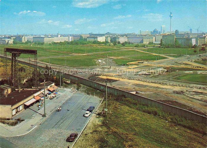BERLIN  CITY Potsdamer Platz Blick ueber die Mauer nach Ost-Berlin im Hintergrun