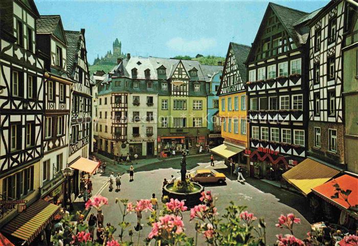 Cochem Kochem Mosel Marktplatz mit St. Martinsbrunnen Altstadt Fachwerkhaeuser B