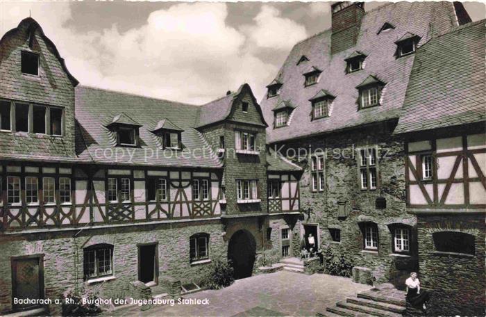 Bacharach Rheinland-Pfalz Burghof der Jugendburg Stahleck