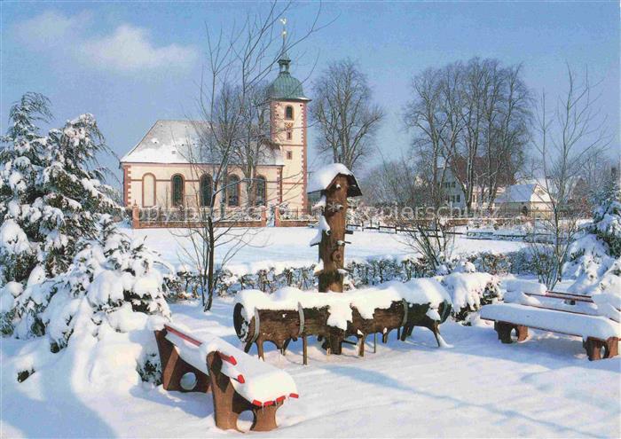 Schoemberg  Schwarzwald Calw BW Brunnen Blick zur Kirche Luftkurort im Winterzau