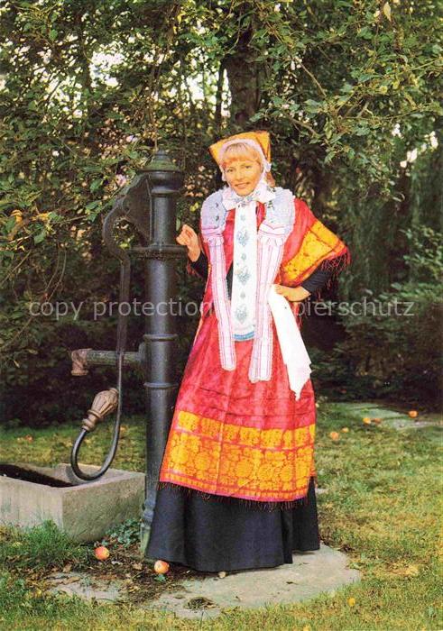 Dannenberg  Elbe Luechow-Dannenberg Niedersachsen Festtracht mit goldener Muetze