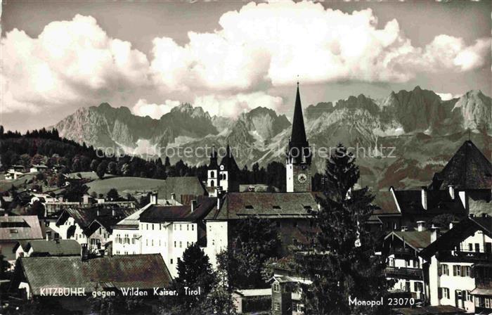 Kitzbuehel Tirol AT Ortsansicht mit Kirche Blick gegen Wilden Kaiser