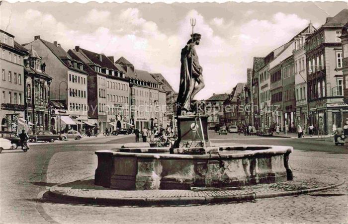 BAYREUTH Bayern Marktplatz Neptunbrunnen Neptun Brunnen Geschaefte Autos Passant