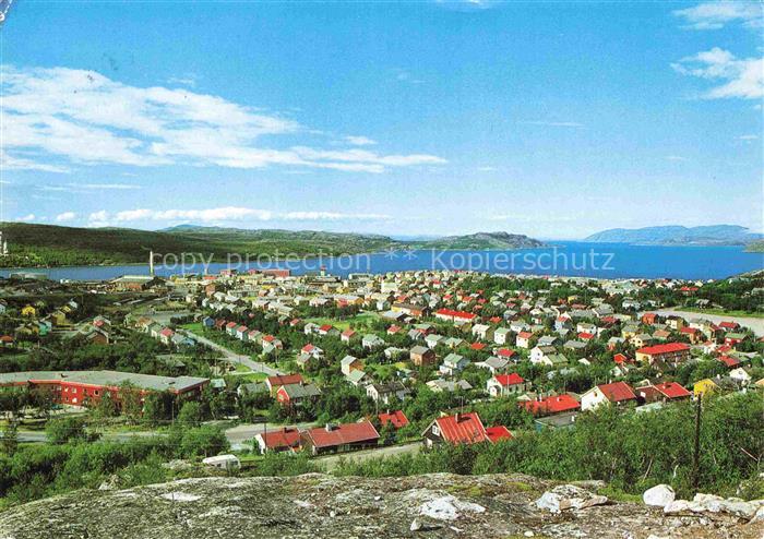 Kirkenes Norge Stadtpanorama Fjord Wohnhaeuser Rote-Daecher Berge Arktis Industr