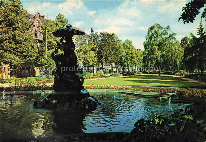 WIESBADEN Friedensanlage Brunnen Skulptur Park Fontaene Weiden Blumenbeete Garte