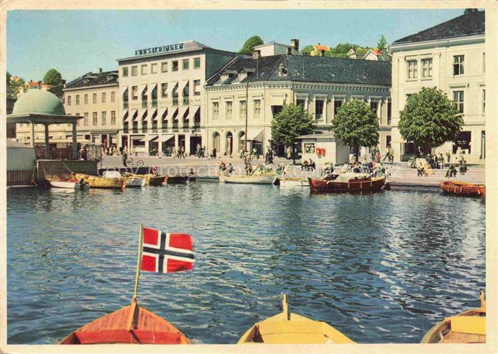 Arendal Norge Pollen-Bay Hafen Boote Norwegische-Flagge Kai Geschaefte Wasserfro