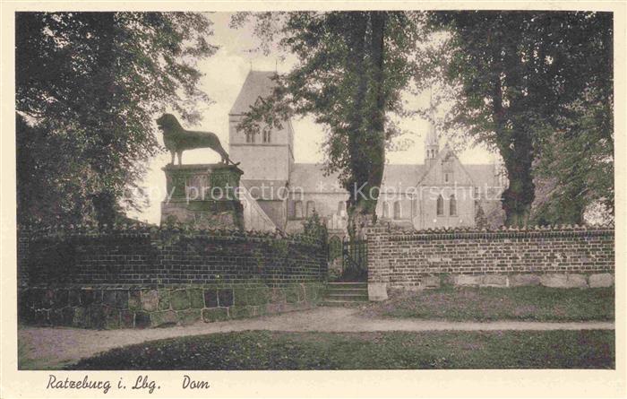 Ratzeburg Schleswig-Holstein Dom Loewendenkmal Kirchenmauer Baeume Romanisch Den
