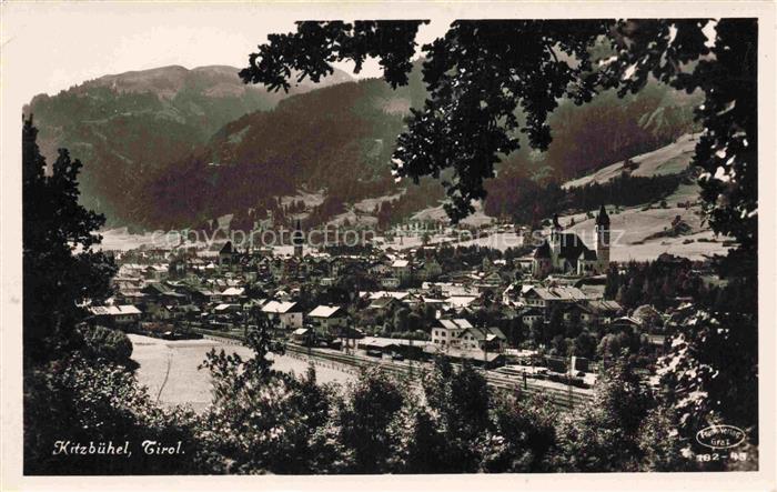 Fieberbrunn Kitzbuehel Tirol AT Stadtpanorama Kirche Haeuser Bahnlinie Berge Wal