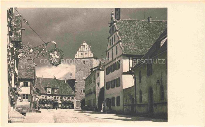 DINKELSBueHL Torturm Altstadt Wirtshausschild Wappenadler Fachwerk Strassenszene
