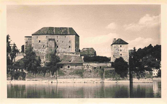 PAssAU Bayern Veste-Niederhaus Burg Fluss Inn Stadtmauer Tuerme Spiegelung Wasse