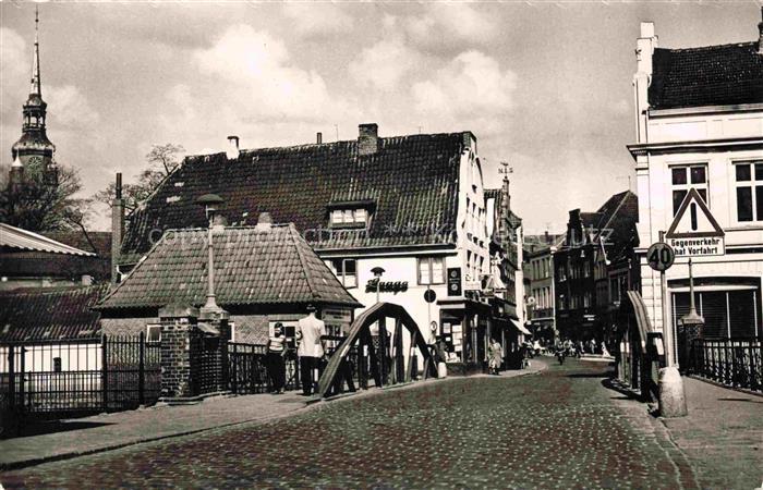 Itzehoe Kirchturm Kopfsteinpflaster Bruecke Geschaefte Fachwerk Altstadt Strasse