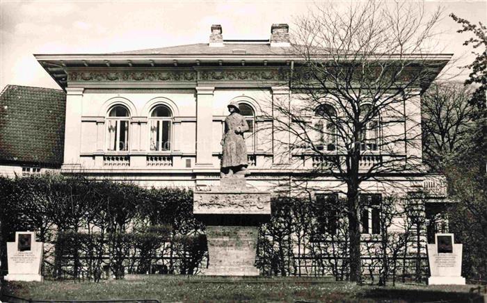 Itzehoe Denkmal Statue Villa Gruenderzeithaus Eisenzaun Baeume