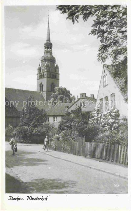 Itzehoe Klosterhof Kirchturm Kirche Weg Passanten Holzzaun Baeume Haeuser