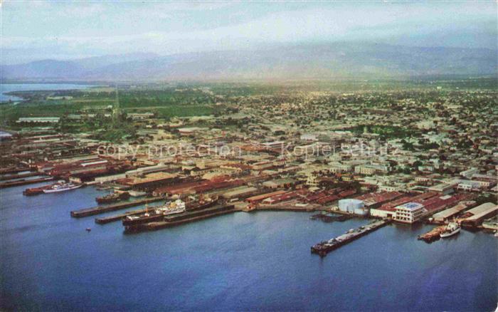 Kingston Kingston Hafen Luftbild Frachter Docks Lagerhallen Stadtpanorama Berge