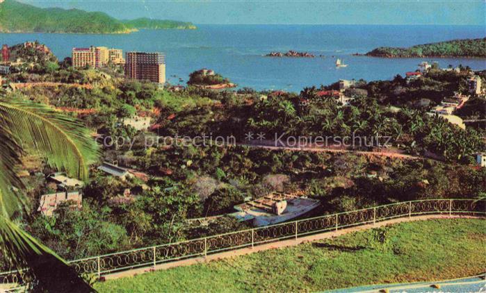 Acapulco Guerrero Mexico Bucht Hotelkomplex Palmen Inseln Stadtpanorama Tropisch