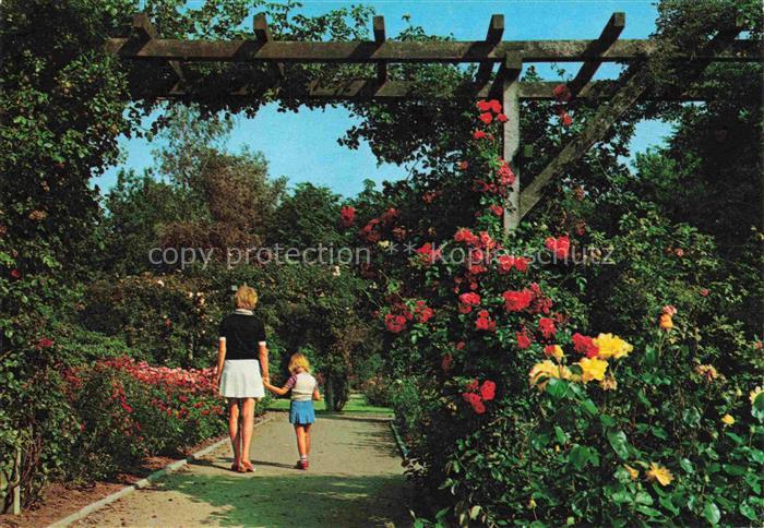 Pinneberg Schleswig-Holstein Rosengarten Pergola Rosenweg Mutter Kind Kletterros