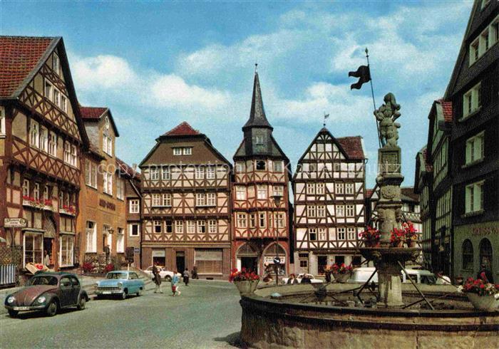 Fritzlar Marktplatz Rolandsbrunnen Fachwerkhaeuser Brunnen Statue Passanten Alts