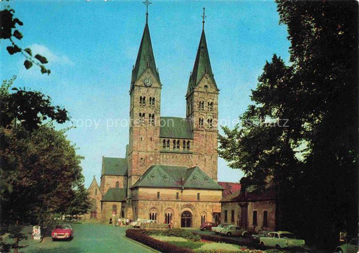 Fritzlar Dom Zweiturmfassade Romanik Kirchturm Autos Baeume Vorplatz