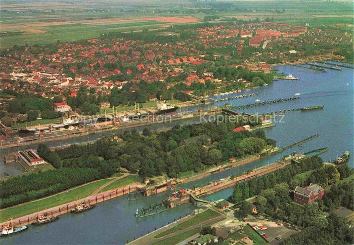 Brunsbuettel Schleuse Nord-Ostsee-Kanal Hafen Frachtschiff Wohngebiet Schleusena