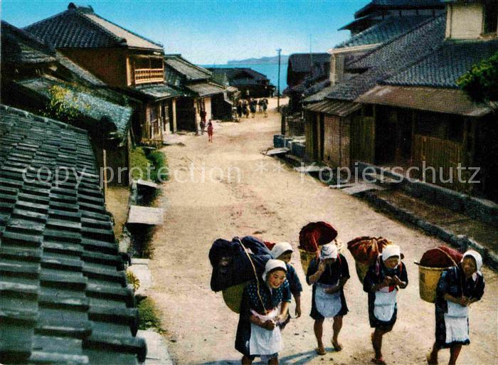 Japan Fishing Village Frauen mit Koerben